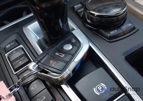 2015 BMW X5 xDrive50I z USA, uszkodzony, nr VIN 5UXKR6C55F0J78664